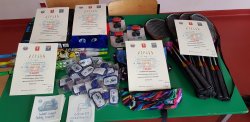 Na zdjęciu widać nagrody oraz dyplomy dla zwycięskich drużyn w Turnieju Bezpieczeństwo Ruchu Drogowego