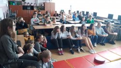 Na zdjęciu widać klasę szkolną oraz siedzących w ławkach uczniów ze Szkoły Podstawowej w Parzynowie