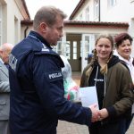 Na zdjęciu widać Komendanta Powiatowego Policji w Ostrzeszowie, który wręcza nagrody uczestnikom Turnieju