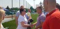 Na zdjęciu widać, jak Zastępca Burmistrza Miasta i Gminy Ostrzeszów gratuluje zawodnikowi