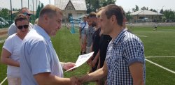 Na zdjęciu widać, jak Komendant Powiatowy Policji w Ostrzeszowie gratuluje zawodnikowi