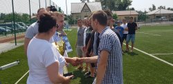 Na zdjęciu widać, jak Zastępca Burmistrza Miasta i Gminy Ostrzeszów oraz Komendant Powiatowy Policji w Ostrzeszowie gratuluje zawodnikowi