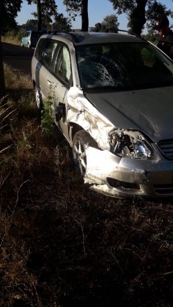 Na zdjęciu widać uszkodzony prawy bok samochodu osobowego marki toyota corolla, który brał udział w wypadku