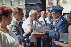 Wręczanie statuetek przez Komendanta Powiatowego Policji w Ostrzeszowie instytucjom współpracującym