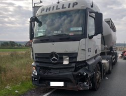 Samochód ciężarowy marki mercedes uszkodzony w wyniku wypadku, który stoi na poboczu drogi