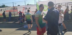 Komendant Powiatowy Policji w Ostrzeszowie gratuluje zawodnikowi ukończenia biegu