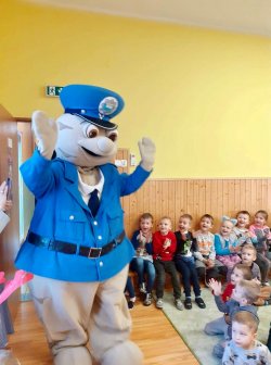 obrazy przedstawiają maskotkę wielkopolskiej Policji sierżanta Pyrka, który obecny jest na spotkaniach z dziećmi oraz policjantkę, która prowadzi spotkania