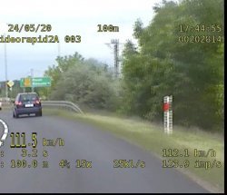 na zdjęciu widać zrzut ekranu urządzenia pomiarowego prędkości na którym widać pojazd ford focus wraz uzyskaną prędkością 111 km/h