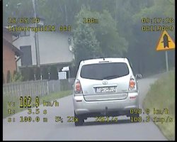 na zdjęciu widać zrzut ekranu z urządzenia pomiarowego na którym widnieje pojazd marki Toyota Corolla wraz z zapisem prędkości 102 km/h