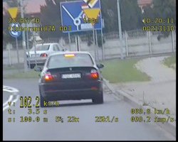 na zdjęciu widać zrzut ekranu z urządzenia pomiarowego na którym widnieje pojazd marki BMW wraz z zapisem jego prędkości 102 km/h