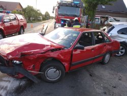 na zdjęciu widać, rozbity w wyniku zdarzenia drogowego pojazd koloru czerwonego marki audi