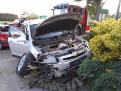 Na zdjęciu widać, pojazd marki VW posiadający uszkodzenia powstałe w wyniku zdarzenia drogowego
