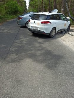 Na zdjęciu widać dwa pojazdu ustawione na jezdni. Oba pojazdy uczestniczyły w zdarzeniu drogowym