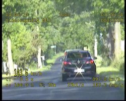 Na zdjęciu widać zrzut ekranu z urządzenia pomiarowego na którym widoczny jest pojazd Opel Astra z zapisem jego prędkości 103 km/h