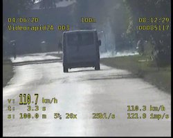 Na zdjęciu widać zrzut ekranu z urządzenia pomiarowego na którym widnieje pojazd marki Opel Vivaro oraz jego prędkość 110 km/h