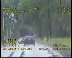 Na zdjęciu widać zrzut ekranu z urządzenia pomiarowego na którym widnieje pojazd marki Mazda oraz jego prędkość 114 km/h