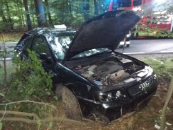 Na zdjęciu widać pojazd marki Audi z z widocznymi uszkodzeniami powstałymi w wyniku zderzenia się z drzewem