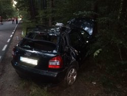 Na zdjęciu widać pojazd marki Audi z widocznymi uszkodzeniami powstałymi w wyniku zdarzenia drogowego oraz ślady poślizgu na jezdni które pozostawił ww. pojazd