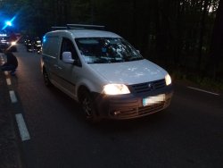 Na zdjęciu widać biały pojazd marki VW Caddy który brał udział w wypadku w miejscowości Przedborów.