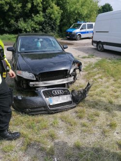 Na zdjęciu widać pojazd marki Audi z urwanym przednim zderzakiem. Do uszkodzenia doszło w wyniku zdarzenia drogowego na ul. Sportowej w Ostrzeszowie.