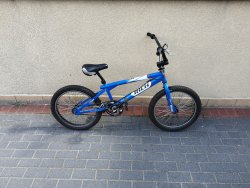 Na zdjęciu widać rower typ BMX koloru niebieskiego